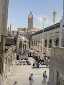 La Grande Mosquée de La Mecque (Masjid al-Haram) et la tour de l'horloge au crépuscule