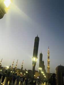 Cour de la Mosquée du Prophète au crépuscule, Médine