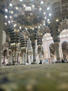 Intérieur de la Mosquée du Prophète à Médine : colonnes, arches et lustres
