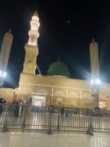 La Mosquée du Prophète (Masjid an-Nabawi) et son dôme vert illuminés de nuit à Médine