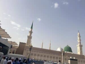 La Mosquée du Prophète et son dôme vert à Médine, de jour