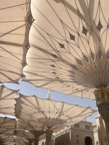 Les grands parasols de la cour de la Mosquée du Prophète à Médine