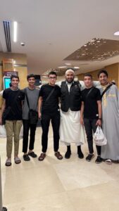 Groupe de jeunes pèlerins Gate Away avec leur guide à l'hôtel pendant l'Omra