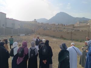 Groupe de pèlerins Gate Away et leur guide francophone devant la montagne Jabal al-Nour à La Mecque