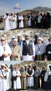 Photo de groupe des pèlerins Gate Away avec leur guide à Jabal al-Nour lors de l'Omra
