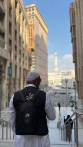 Guide Gate Away face à la Grande Mosquée et au minaret du Haram à La Mecque
